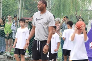麦迪中国行陪小球员训练：孩子们都很棒！！！