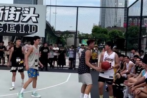 此刻，身穿湖人24号的小哥该有多绝望啊！