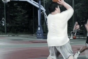 这么胖的身材还能跳投，估计没几人做得到