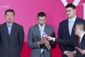 站在姚明与大郅中间！易建联调侃：很久没感觉自己那么年轻了
