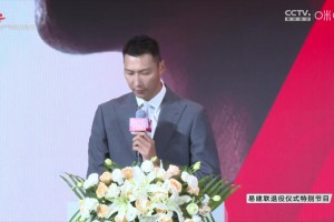 易建联哽咽感谢启蒙教练！在12岁时400米都跑不下来 仍选择相信我