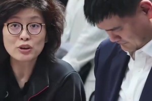 哈哈，看叶莉这样子，姚主席的家庭地位也不高嘛！