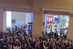 这才是宠粉！欧文现身厦门安踏门店，直接无视护栏给球迷挨个签名
