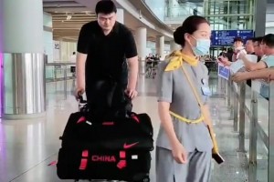 路人在首都机场偶遇“姚明“...