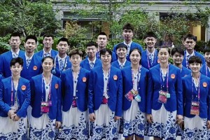 胡明轩晒男篮队员与女篮队员合影照！