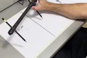 太神了！国外球迷用一只手控制三支笔同时画出乔丹、科比、詹姆斯