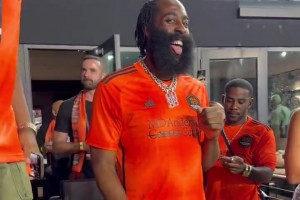 赢球后心情大好！哈登对着镜头搞怪庆祝！