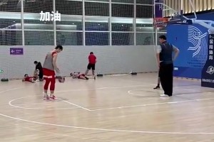 大姚不容易啊！王哲林练习罚球，姚明亲自监督，并给他传球！