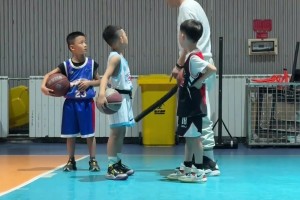 你怎么看？小朋友动作没做到位！教练用这样的方式去教