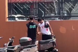 骑上我心爱的小摩托！沃特斯训练完提着水走向自己的小电驴