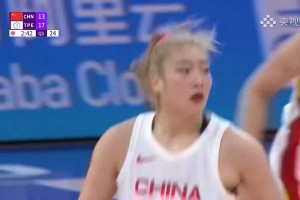 这滞空能力女篮里少有！李梦底线起飞闪开对手后轻松投篮命中！