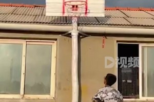 孙子假期回家 60岁爷爷1天造出2.6米篮球架陪孙子打球