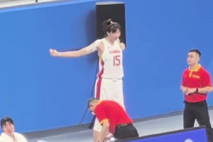 在场边休息也不放松自己！韩旭打中国台北已经拿下25分！