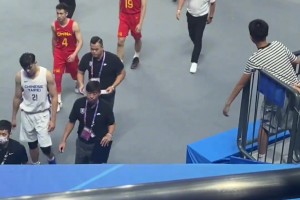 赢球后中国男篮也不见笑脸~只有张镇麟赵睿在噼里啪啦讲一堆话