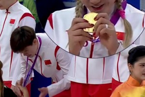 尝尝是不是巧克力！🤣李梦颁奖仪式咬金牌也太可爱了！