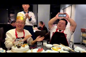 杨毅的捧哏任冉在海底捞过生日，杨毅拿着手机在一旁拍摄