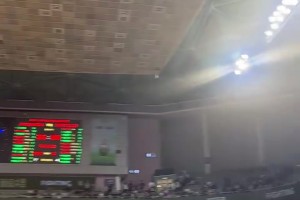 不满球队表现？同曦球迷提前离场！同时踩爆了许多加油棒！