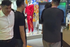 姚明与刘玉栋参加晋江国际篮球博览会 现场人山人海
