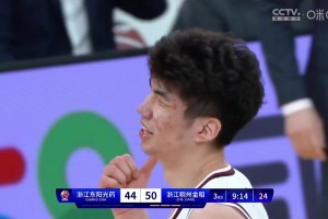 小伙不怕被罚啊！余嘉豪不满裁判吹罚，朝裁判比出“数钱”的姿势