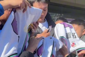 小丁到梦开始的地方！被球迷围着要签名 小丁：晚上怎么打山东队