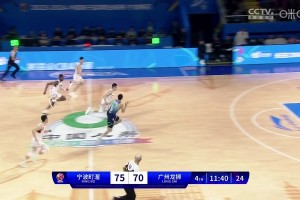 帅呀！！！崔永熙反击起飞双手炸筐 扣进还造成犯规