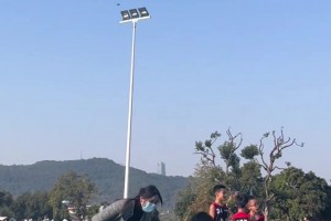 强者不抱怨环境！小姐姐穿高跟鞋打球变向转身依旧丝滑