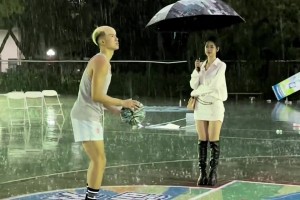 周楷恒女友椰子曾下雨天打伞陪着周楷恒练习罚球