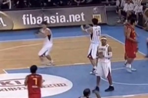 王治郅被韩国队员投诉走步了！王仕鹏：他们没见过这么好的脚步