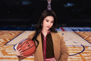 女神与NBA梦幻联动🥰！女星刘亦菲现场观赛NBA登上大屏幕