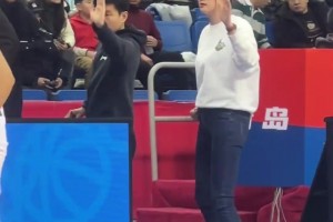 万绿丛中一点红！江苏男篮总经理徐嘉妮赛前以击掌的方式为球员加油鼓劲