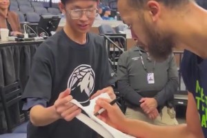 很暖心！球迷将中国男子篮球球衣递给李凯尔，后者很开心地在上面签字