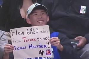 真爱粉！中国台湾球迷在快船现场向哈登示爱！登哥回敬了一个比心
