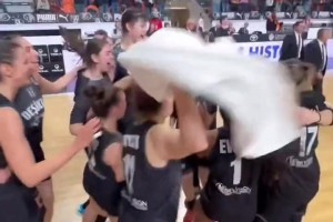 贝西克塔斯女篮晋级欧洲杯女篮联赛8强！李月汝激动的把小外援抱起来