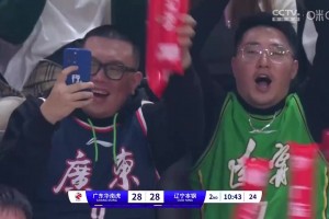 中国篮球该有的氛围！辽粤大战激战正酣，看台上一对分别穿辽粤球衣的兄弟俩欢呼雀跃！