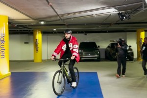 谜一样的男人！克莱骑着自行车、身穿NFL49人红衣抵达球馆