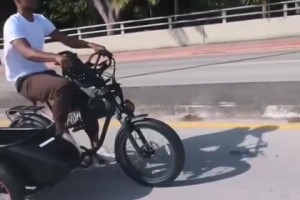巴特勒骑着摩托车在迈阿密的公路上，真悠哉啊！