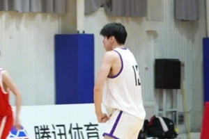 中国高中篮球联赛赛场上的极限操作 年轻朝气充满希望！