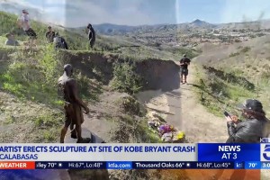 科比坠亡两周年时 艺术家在坠机地点树立起一座科比与Gigi的雕像