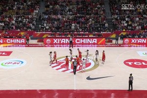大年初一热情似火！现场有大量中国球迷给中国女篮加油