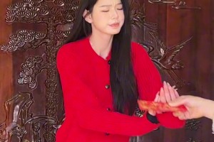 广州美女啦啦队小六晒收红包视频：这样拿红包更香