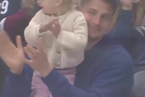 长得挺像哇！约基奇带着女儿观看冰球比赛，被全场观众狂呼MVP！