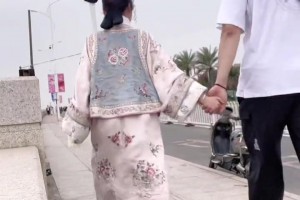身穿古装的小女友晒和赵义明一起逛街视频：今天出门带的公公有点小气 都不给买好吃的