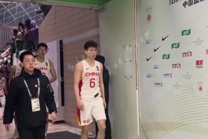 太腼腆了哈哈！杨瀚森第一次接受国家队赛后采访，记者们都着急了：站近点呀！