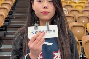 中国男篮比赛现场一名女球迷为胡明轩加油：今天是喜欢胡明轩的第1331天！