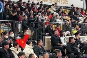 热情非常高涨！西安主场球迷不停为中国男篮加油助威！