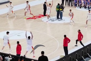 中国男篮队员热身，姚明巨大的身影出现在场边，督促大伙儿！