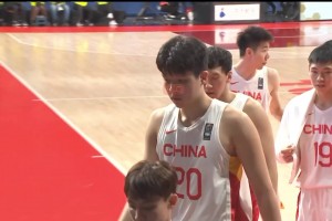 中国男篮88年来洲际级别以上比赛首次输给日本！赛后男篮小伙子们遗憾摇头退场