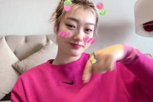 李梦身穿粉色衣服晒手势舞视频