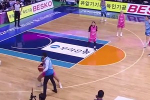 什么？教练上场了？韩国女篮全明星赛 教练整活上场比赛
