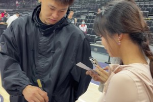 赵睿正在给美女球迷签名 崔永熙背后“偷袭”